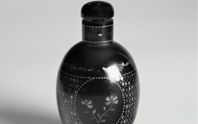 ONE CHINESE LACQUED SNUFF BOTTLE