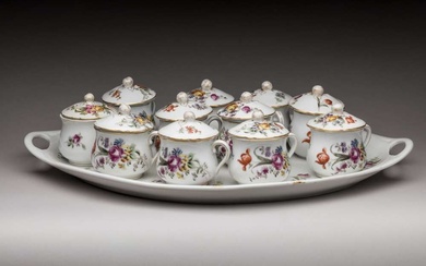 Onze crémiers et leur plateau en porcelaine à décor de fleurettes, Vers 1900 / 1930...