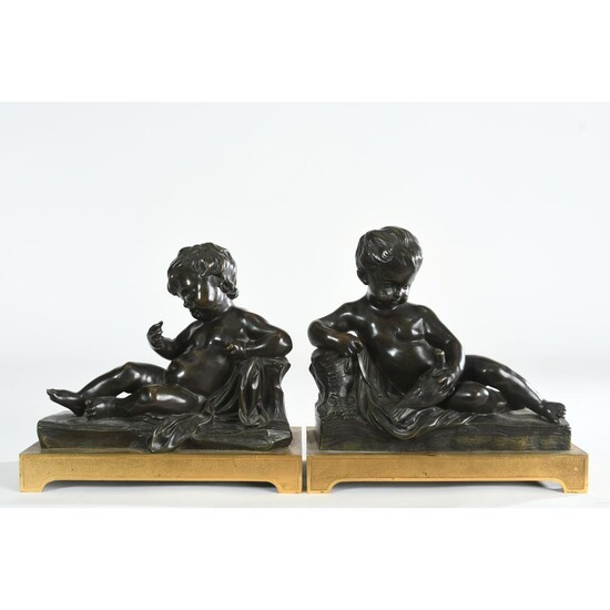 PAIRE DE SUJETS en bronze représentant 2 amours allongés sur des ployants tenant dans une...