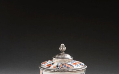 PARIS 1717 - 1722 Pot couvert en porcelaine... - Lot 42 - Ader