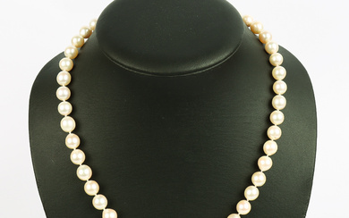 PEARL NECKLACE, 45 pcs cultured freshwater pearls diameter approx 8,4-8,8 mm, clasp 18 k white gold.