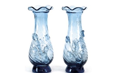 Paar Vasen, blaues Glas mit Abriss, Wandung mit floral aufgelegtem Reliefdekor, H. je 20 cm