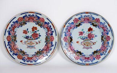 Pair of Chinese 18th century plates in porcelain with Famille Rose decor with jardinière - diameter : 23 cm ||pair or 18th Cent. Chinese plates in porcelain with Famille Rose decor with jardinier