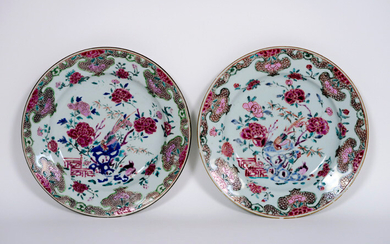 Pair of Chinese 18th century plates in porcelain with Famille Rose garden decor - diameter : ca 22,5 cm ||pair or 18th Cent. Chinese plates in porcelain with Famille Rose decor with garden view
