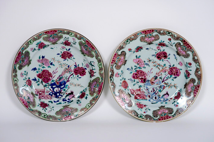Pair of Chinese 18th century plates in porcelain with Famille Rose garden decor - diameter : ca 22,5 cm ||pair or 18th Cent. Chinese plates in porcelain with Famille Rose decor with garden view