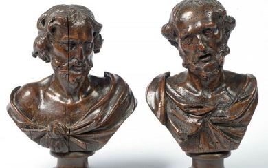 Pair of carved walnut "D'évangélistes" busts. Period : 17th century. H. (excluding the carved wooden bases at the back): 24.5cm.