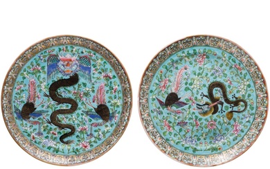Paire d'assiettes en porcelaine peinte et émaillée chinoise, fin de la dynastie Quing Assiette en...