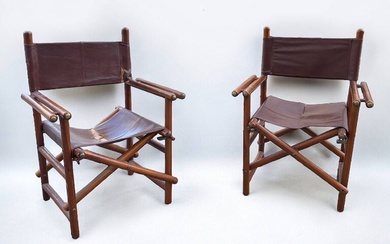 Paire de fauteuils pliables en bois et cuir. Travail sud américain 92 x 68 x...
