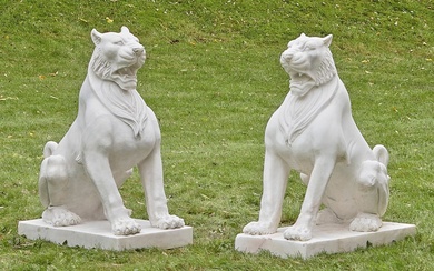 Paire de lions comme sculptures de jardin Marbre blanc, légèrement veiné de gris clair ou...