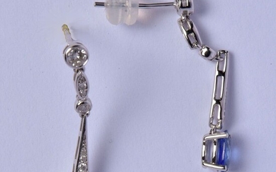 Paire de pendants d'oreilles en or gris 18K (750/oo) composés chacun d'un diamant taille brillant...