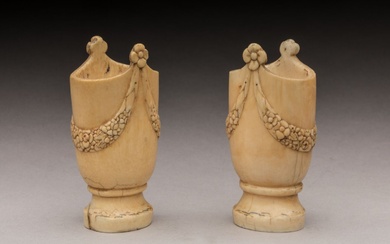 Paire de petits VASES en ivoire sculptés de guirlandes de fleurs. Époque fin XVIIIème -...
