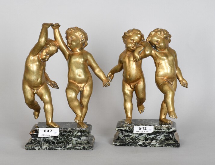 Paire de sculptures en bronze : “Amours à la danse”, sur socle en marbre vert...