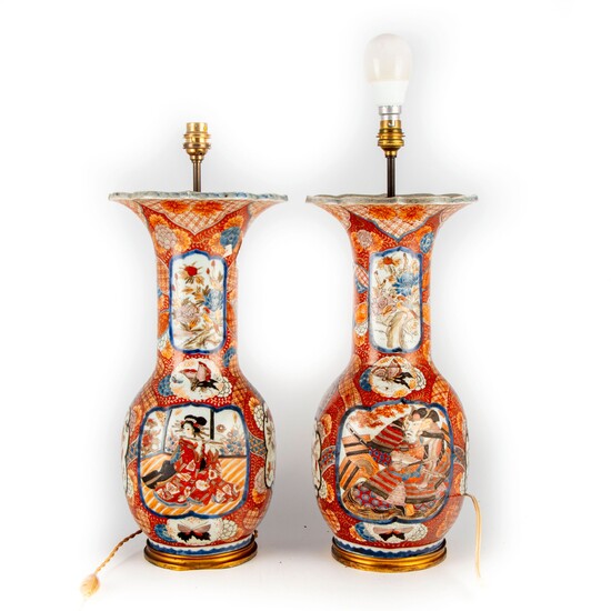 Paire de vases de forme balustre en porcelaine à décor dans l'esprit Imari du Japon,...