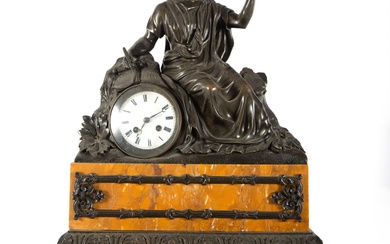 Pendule en bronze patiné et marbre d'Alep représentant Socrate, style Régence Avec cloche, pendule et...