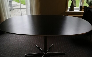 Piet Hein, Bruno Mathsson: “Super Ellipse”. Table with black laminate top and aluminum edge. Manufactured by Fritz Hansen. H. 70 cm. L. 150 cm. W. 100 cm.