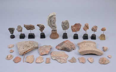 Probablement Smyrne ou ses environs 52 fragments : - 28 fragments de céramiques, principalement hellénistiques,...