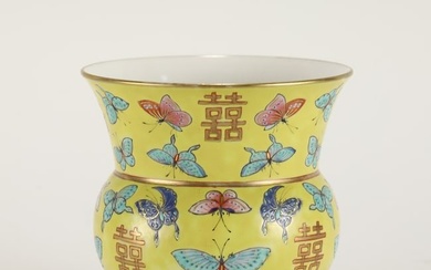 QING TONGZHI FAMILLE ROSE BUTTERFLY VASE