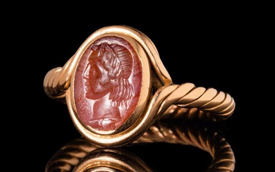 ROMAN CARNELIAN INTAGLIO DEPICTING ALEXANDER THE GREAT IN GOLD RING