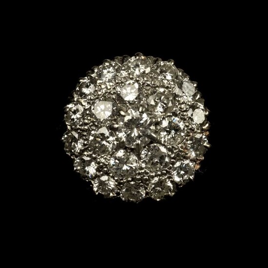 Ring. An 18ct gold diamond cluster ring