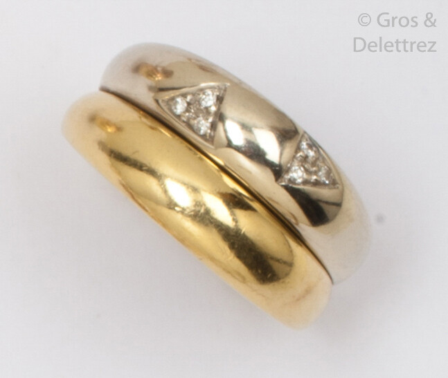 Ring " Double jonc " in yellow and white gold, decorated with two triangular motifs set with brilliant-cut diamonds. Tour of doigt : 55. P. Brut : 8,8g.