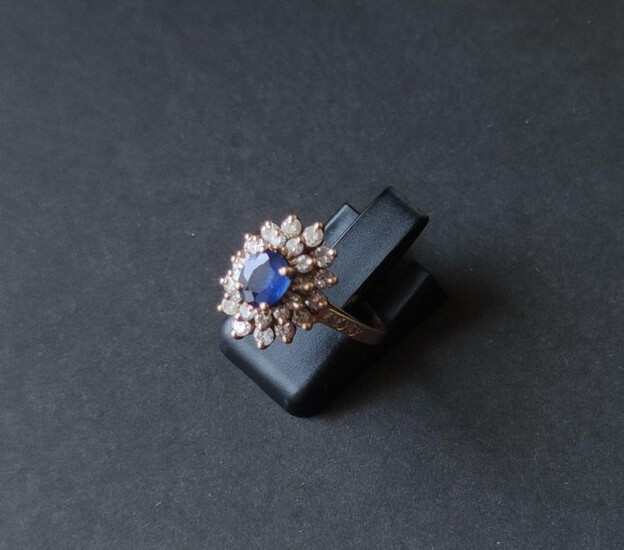 Ring in 750°/00 yellow gold, adorned with an oval-shaped sapphire...