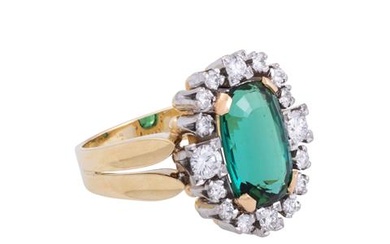 Ring mit feinem blau-grünem Turmalin entouriert von Brillanten