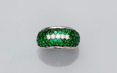 Ring ring in white gold, 750 MM, covered with tsavorites centered with five diamonds, width 11 mm, size: 55, weight: 7.72gr. rough.