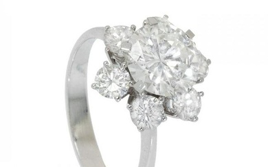 Rosette ring in 18kts. white gold. With central diamond weighing ca. 2.20 cts., bordered by six