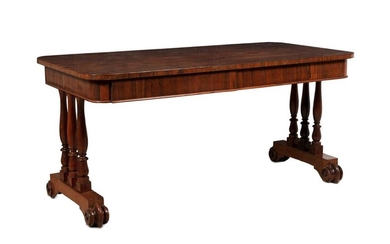Rosewood coffee tableEngland, early 20th centuryrectangular top, two drawers side by side on the band, shaped legs 59 x 128 x 76 cm