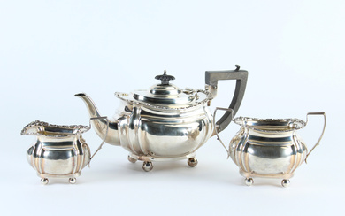 Servizio da tè in argento composto da teiera, lattiera e zuccheriera con corpi scanalati e piedi sferici. Ansa e presa…