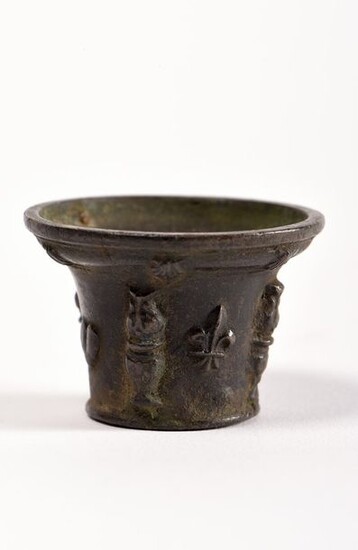 Small bronze poison mortar decorated with chimera, lily flowers, heart and flower. Le Puy-en-Velay, first half of XVIIe siècle