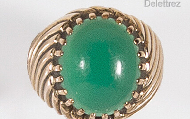 Striated yellow gold ring with a chrysoprase cabochon. Finger size:...