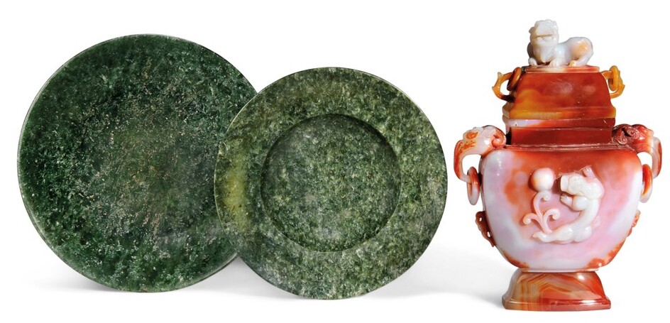 TWO SPINACH-GREEN JADE DISHES AND A LARGE AGATE VASE AND COVER, 19TH-20TH CENTURY