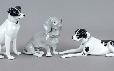 Three dogs, porcelain factory Ilse Pfeffer, Gotha, around 1920/30, lying and sitting hunting dog and