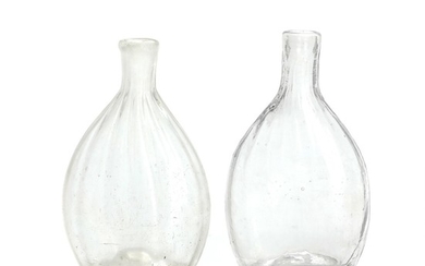 Two 19th century clear glass hip flasks with optical lines. H. 12 and 12.5 cm. (2)