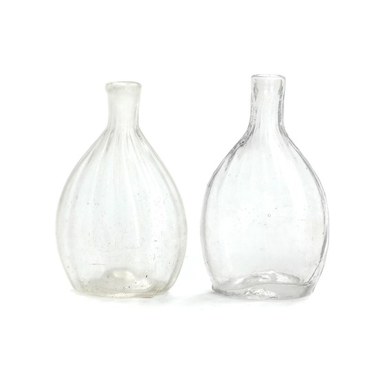 Two 19th century clear glass hip flasks with optical lines. H. 12 and 12.5 cm. (2)
