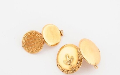 Two circular pendants in yellow gold (750), with inner glass or mirror.
