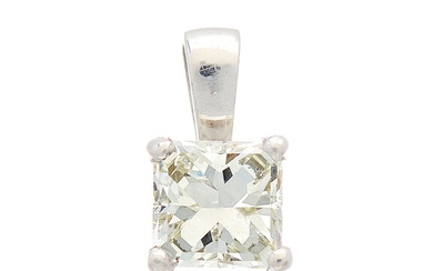 Un pendentif en platine avec un diamant de forme carrée, poids estimé du diamant 0,75ct,...