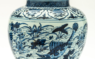 VERY LARGE BLUE AND WHITE CHINESE PORCELAIN VASE