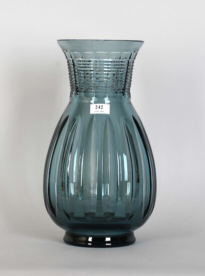 Val Saint-Lambert / Joseph Simon Vase Art déco “Printemps” en cristal doublé bleu pompéi. Hauteur...