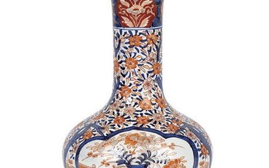Vase oriental en porcelaine émaillée et dorée, style Imari. Hauteur : 31 cm