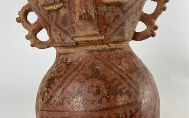 Vase précolombien à col anthropomorphe en céramique peinte en rouge et noir, les anses formant...