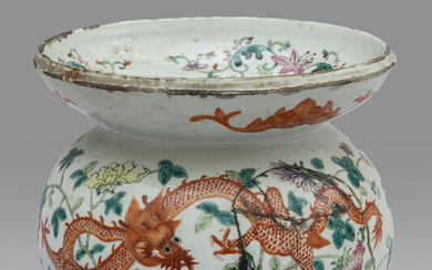 Vaso in porcellana di Cina con decoro di dragoni diam.cm.22xh.18, difetti