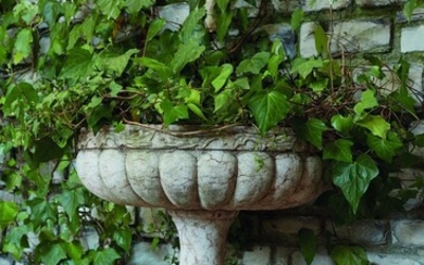 *Vasque sur pied en marbre rouge de Verone, la vasque à godrons, le support en...