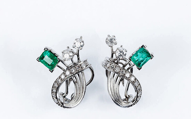 Vintage earrings in white gold, in the shape of...