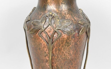 WMF (WÜRTTEMBERGISCHE METALLWARENFABRIK). Vase en dinanderie martelé de cuivre et décor de motifs végétaux stylisés...