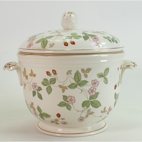 Wedgwood Wild Strawberry large tureen and cover: Height 23cm...