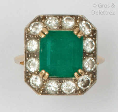 Yellow gold ring, set with a rectangular emerald...