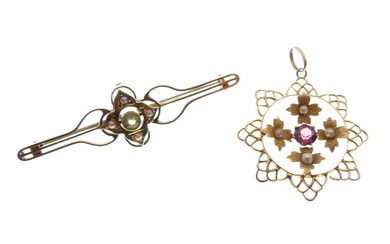 Yellow metal (15ct), seed pearl and peridot bar brooch, 9ct pendant