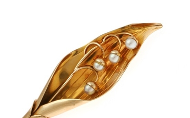 A pearl brooch in the shape of a lily set with four cultured pearls, mounted in 14k gold. L. 6.8 cm.